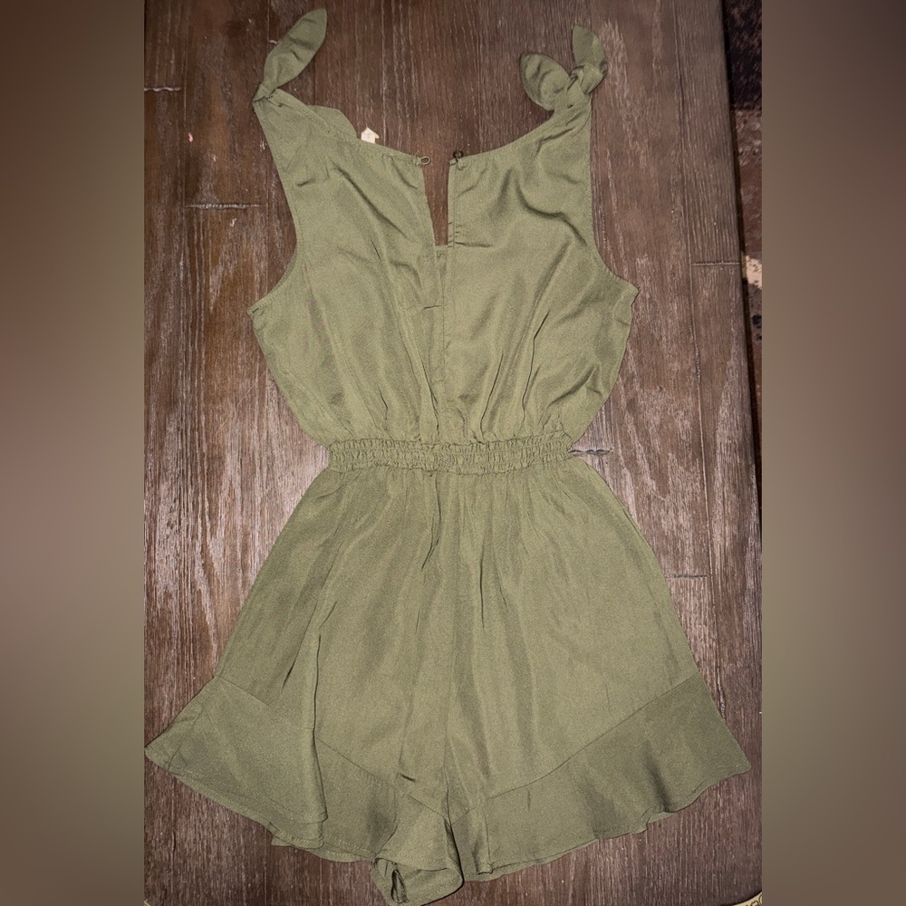 Romper Sage Cinched Waistline Sleeveless with ruffled shorts and shoulder ties - Picture 3 of 3